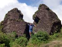La roche fendue dans la savane à mulets - la soufrière.